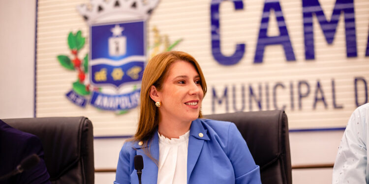 Andreia cita poema de Maiakovki para rebater críticas marconistas sobre ausência de Daniel em debate