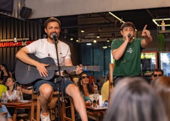 Lucas e Higor chegam ao topo das rádios com “Flash” e entram no Top 100 do Spotify