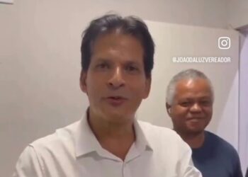 Vereador-candidato grava vídeo pedindo voto em seu gabinete com servidores da Câmara