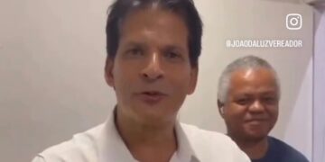 Vereador-candidato grava vídeo pedindo voto em seu gabinete com servidores da Câmara