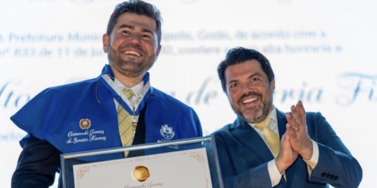 “Acreditou em mim, comprou brigas pela minha eleição”, lembra Corrêa em homenagem a Amilton Filho