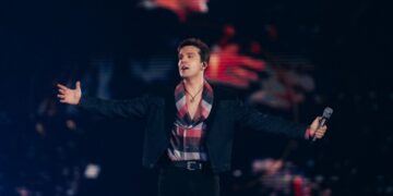 Luan Santana leva multidão ao Estádio Olímpico em Goiânia e recebe filha Serena pela primeira vez em show
