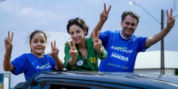 Sem Wilder, Ana Paula faz campanha em Anápolis em bairro que homenageia avô