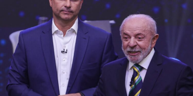 Flávio Bolsonaro é Lula pediram prorrogação das eleições; veja as petições